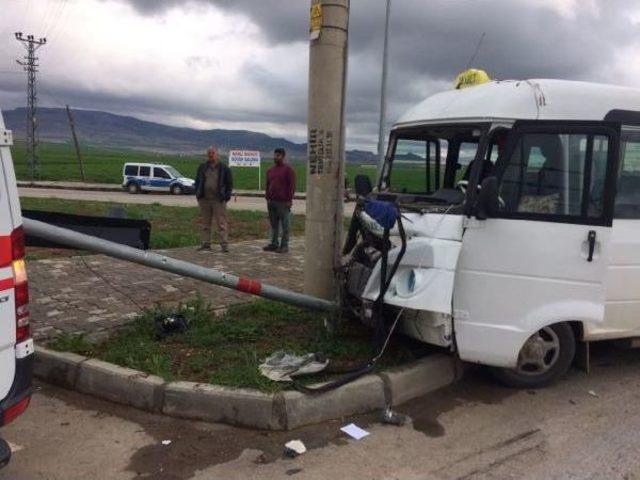 Bakan Yılmaz'ın Yol Güvenliğinde Görevli 2 Polis Kazada Yaralandı