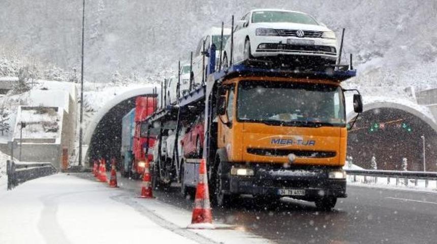 Bolu Dağı'nda Kar Ulaşımı Yavaşlattı