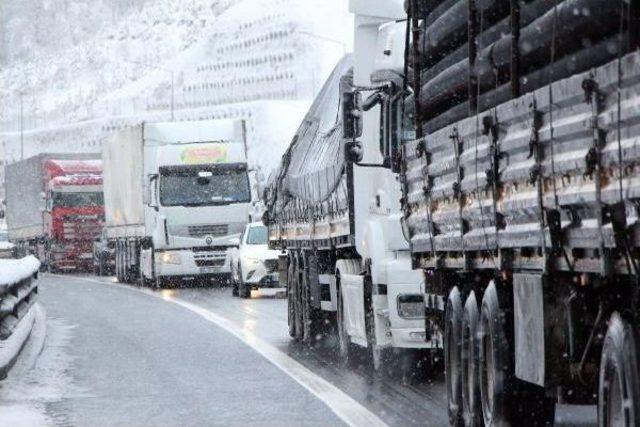 Bolu Dağı'nda Kar Ulaşımı Yavaşlattı