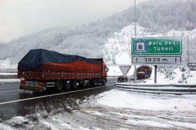 Bolu Dağı'nda Kar Ulaşımı Yavaşlattı