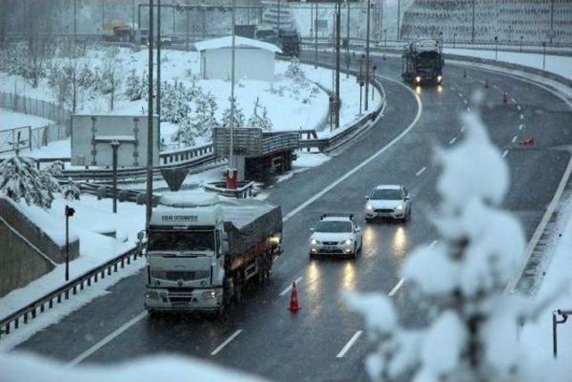 Bolu Dağı'nda Kar Ulaşımı Yavaşlattı