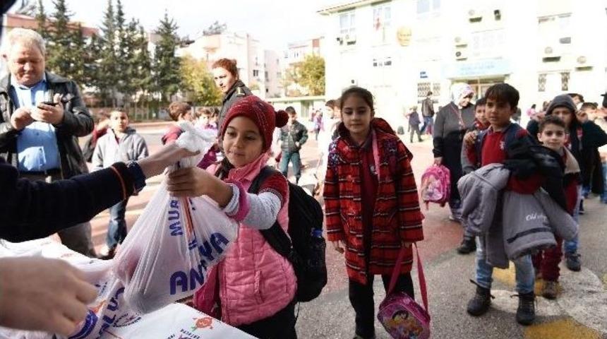 Muratpaşa Belediyesi, Okullarda Nar Dağıtımına Başladı