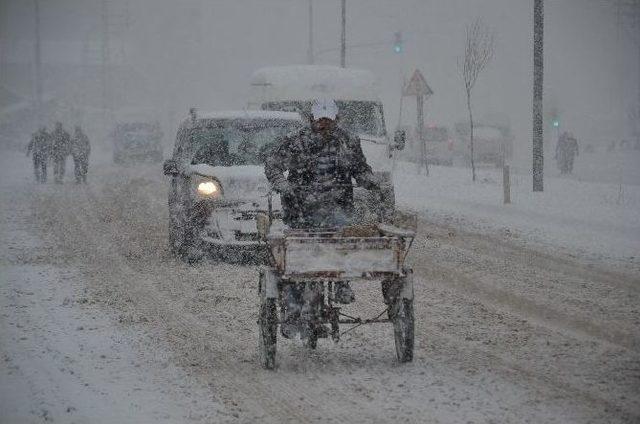 Yüksekova’da Yoğun Kar Yağışı