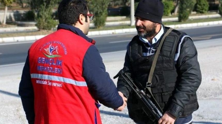 Aydın Gen&ccedil;lik Merkezi&rsquo;nden Soğukta N&ouml;bet Tutan Polislere Sıcak Destek