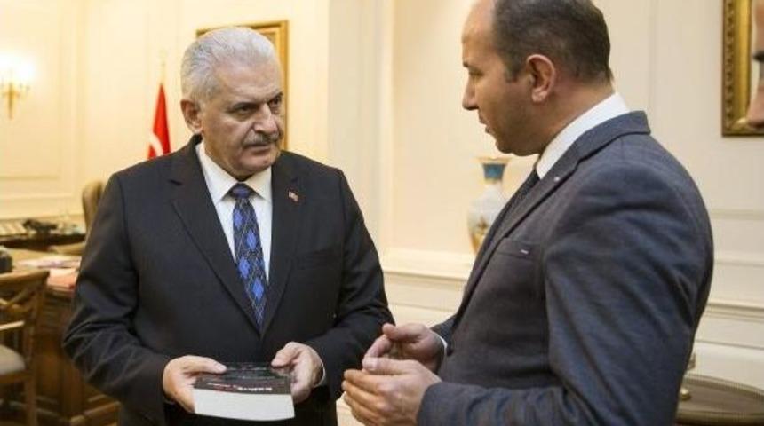 Başbakan Yıldırım'a Haber Kameramanları Derneği'nden 15 Temmuz Kitabı