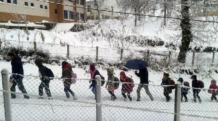 Bartın'da Kar 41 K&ouml;y Yolunu Ulaşıma Kapattı