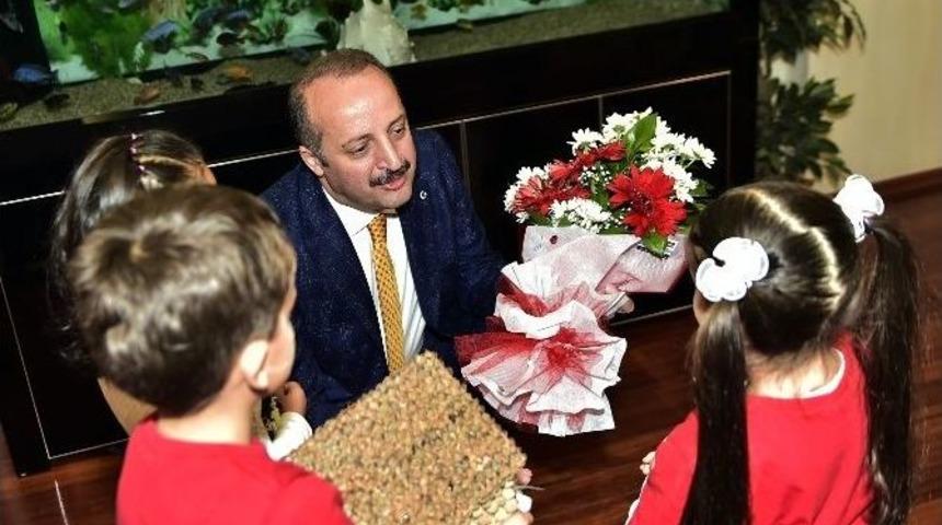 Mamak Belediye Başkanı Akg&uuml;l Minik &Ouml;ğrencileri Ağırladı