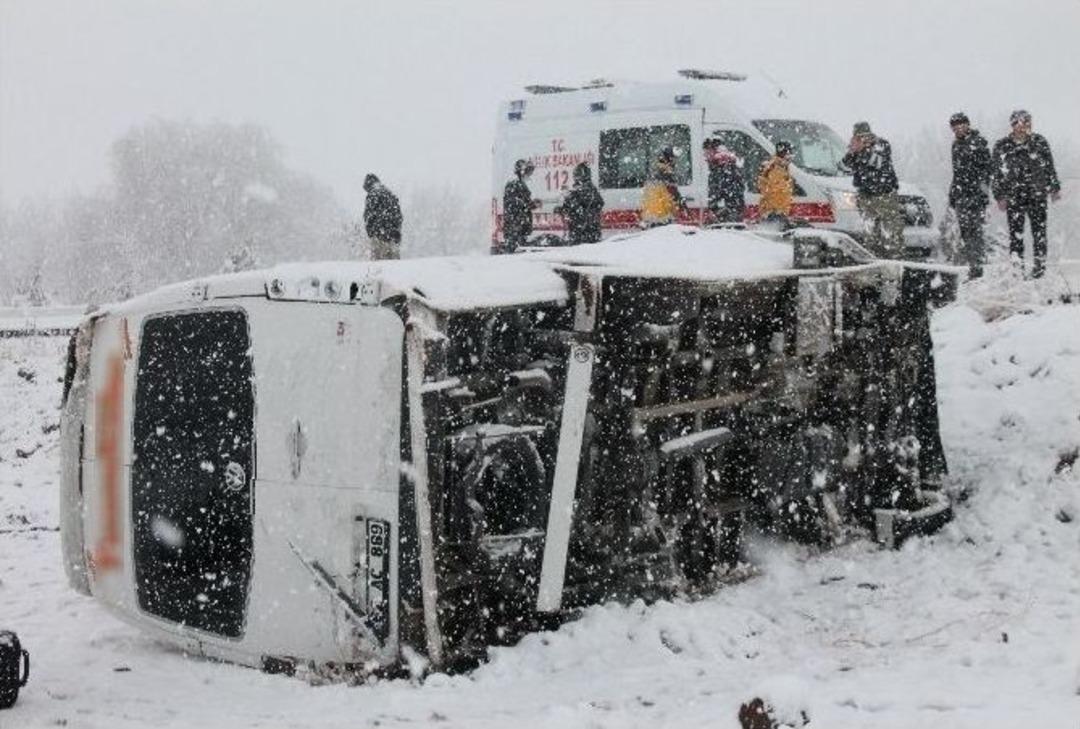 Elazığ&rsquo;da Kar Zincirleme Kazaya Neden Oldu: 18 Yaralı