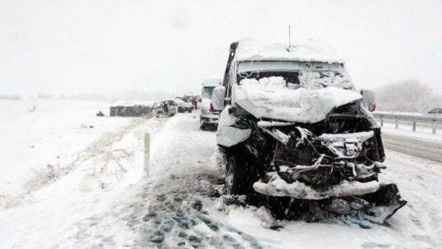 Elazığ da Zincirleme Trafik Kazası: 18 Yaralı 2