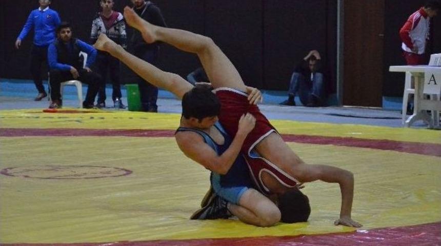 Adana&rsquo;da Okullararası Gen&ccedil;ler Ve Yıldızlar G&uuml;reş İl Birinciliği Yapıldı