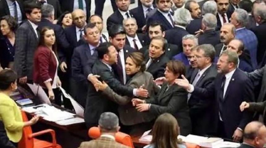 Hdp'li Vekille Tartışan Ak Partili En&ccedil;: Aynı M&uuml;dahaleyi Yine Yaparım