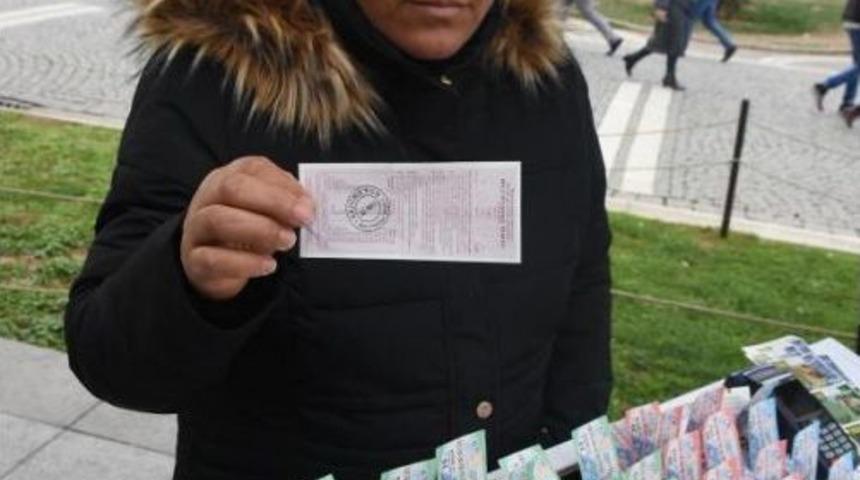 Duman &Uuml;fleyip, 9 Bin Liralık Milli Piyango Bileti &Ccedil;aldı