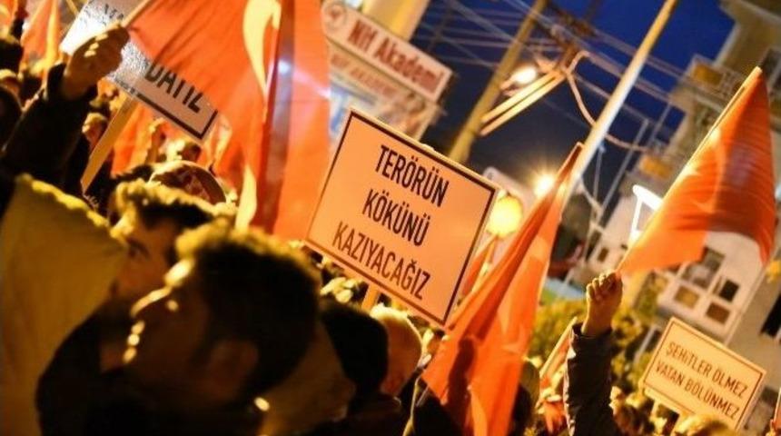 Kemalpaşa&rsquo;da Onlarca Kişi Ter&ouml;re Lanet Yağdırdı