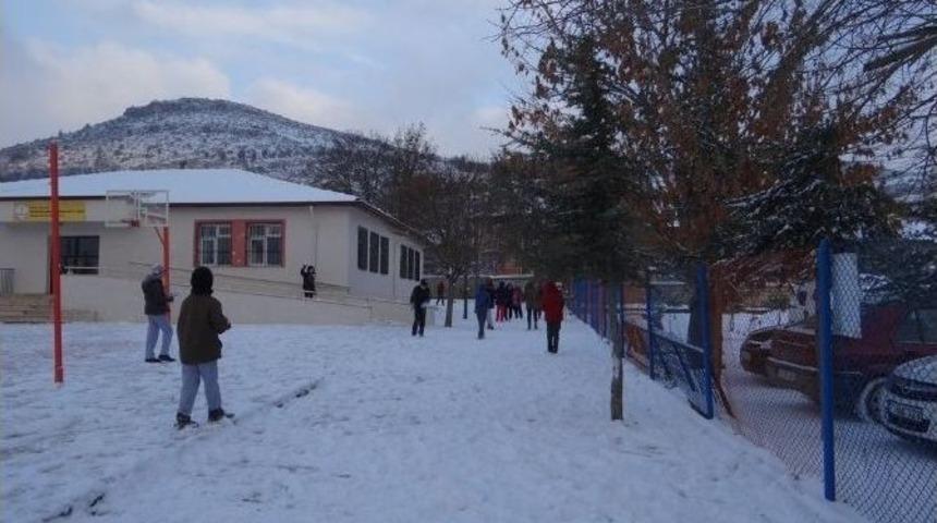 G&ouml;lpazarı&rsquo;nda &Ccedil;ocukların Kar Sevinci