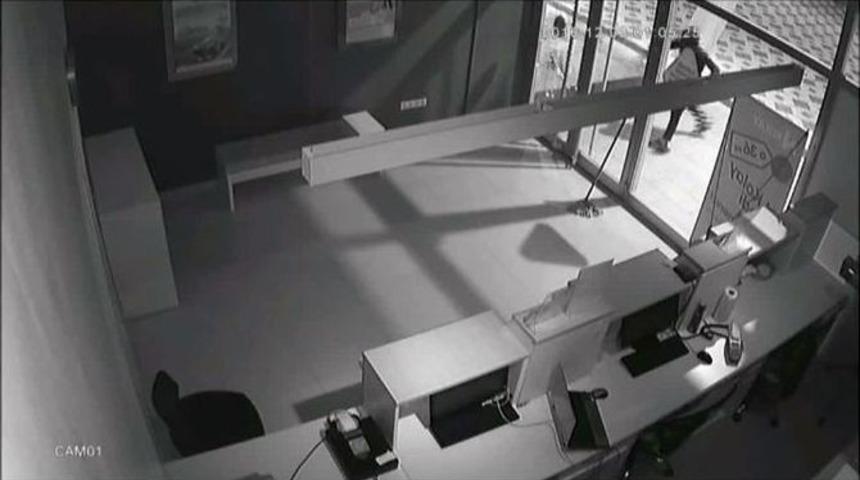 (&ouml;zel Haber) Kaldırım Taşıyla Camı Kıran Hırsızlar Kamerada