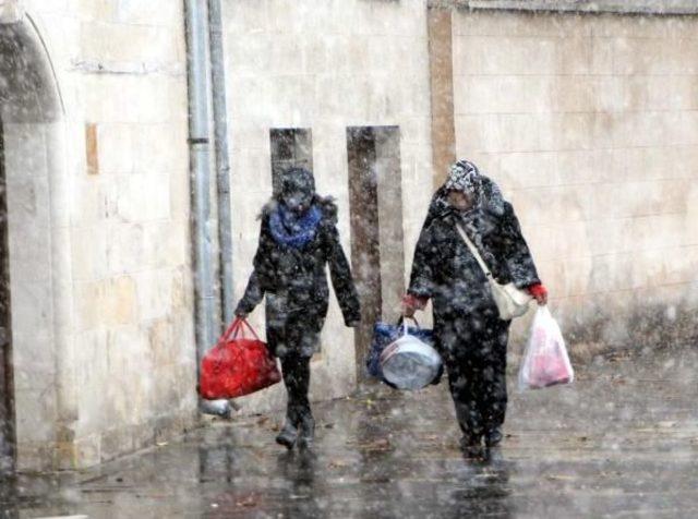 Gaziantep'e Mevsimin Ilk Karı Düştü