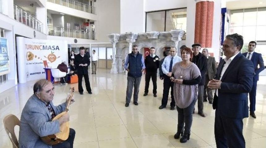 Yaşlı Evi &Uuml;yeleri Başkan Uysal&rsquo;a Zeytin Hediye Etti