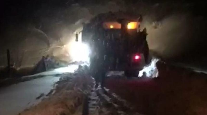 Karla Kaplı Yayla Yolu Iş Makinasıyla A&ccedil;ıldı Ve Hastaya Ulaşıldı