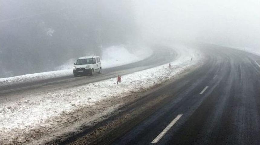Şiddetli Kar Yağışı Nedeniyle Araçlar Yollarda Kaldı