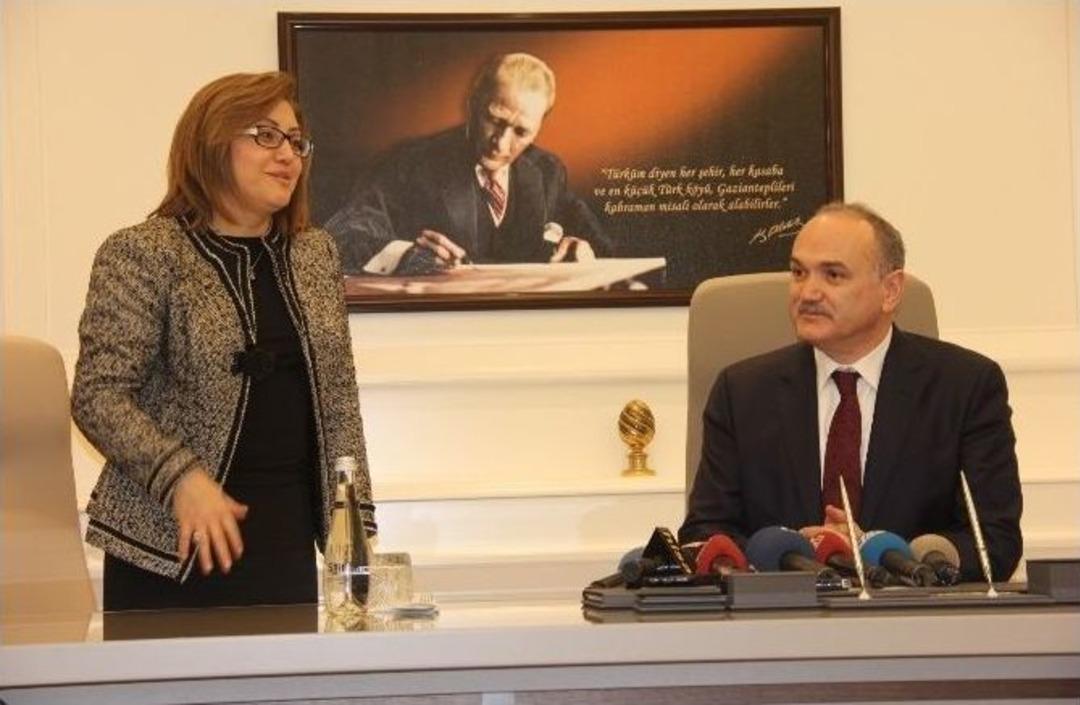 Bakan &Ouml;zl&uuml;&rsquo;den Gaziantep Ve Filistin&rsquo;e M&uuml;jde