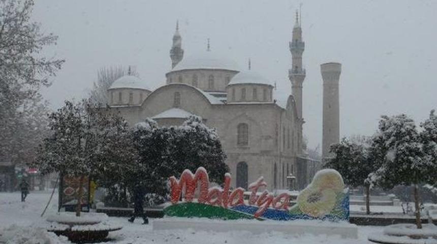 Malatya'da Iki Il&ccedil;ede Okullara Kar Tatili