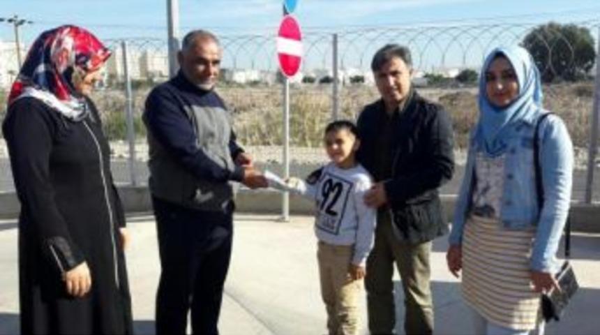 7 Yaşındaki Alper, Bulduğu 7 Bin 500 Doları Sahibine Verdi