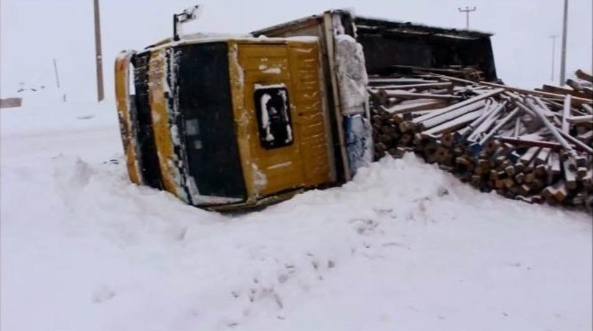Kar Nedeniyle Buzlanan Yolda Kontrolden &Ccedil;ıkan Kamyon Devrildi