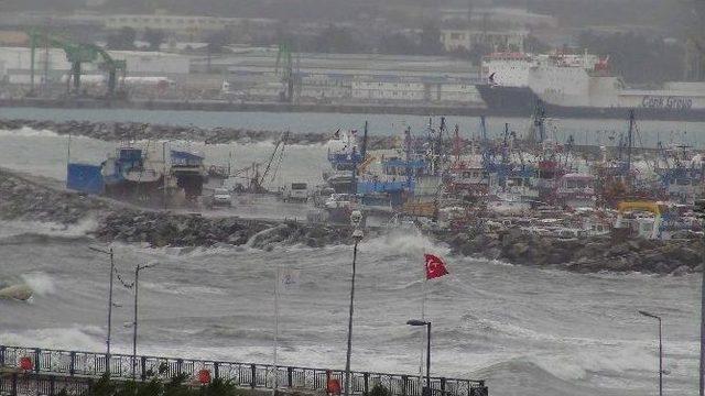 İskenderun Körfezi’nde Fırtına Dev Dalgalar Oluşturdu