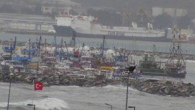 İskenderun Körfezi’nde Fırtına Dev Dalgalar Oluşturdu