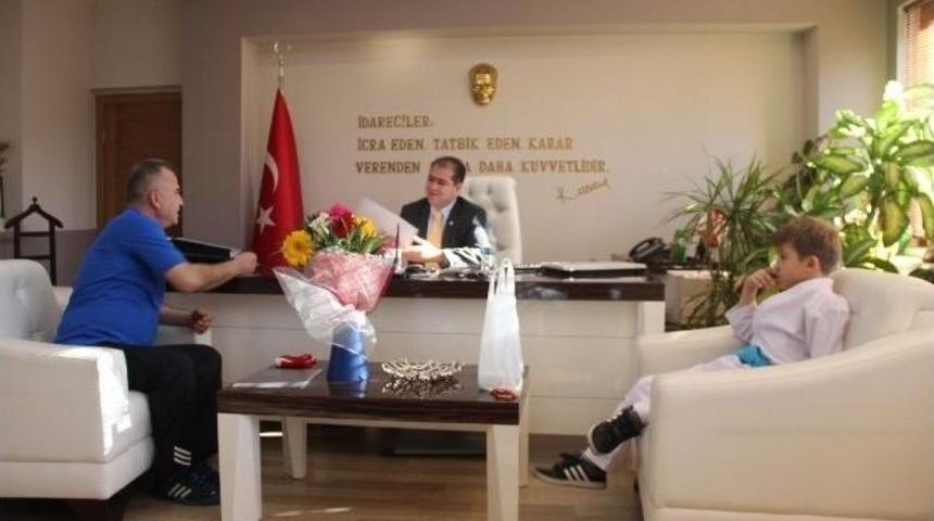 Fo&ccedil;alı Minik Şampiyondan Kaymakama Madalyalı Uğurlama