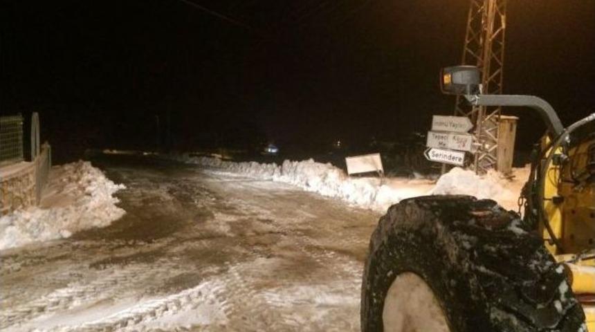Kar Nedeniyle Ormanda Mahsur Kalan Aile Kurtarıldı