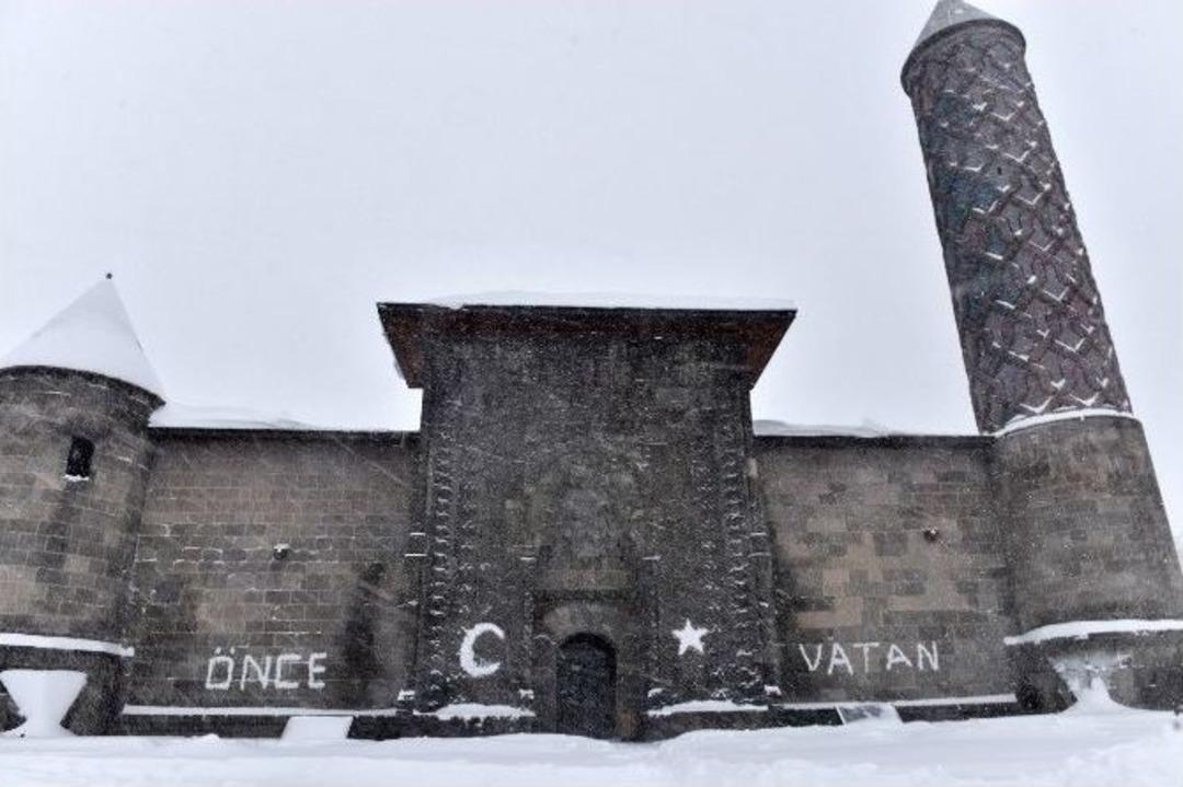 B&uuml;y&uuml;kşehir Karla M&uuml;cadelede İş Başında