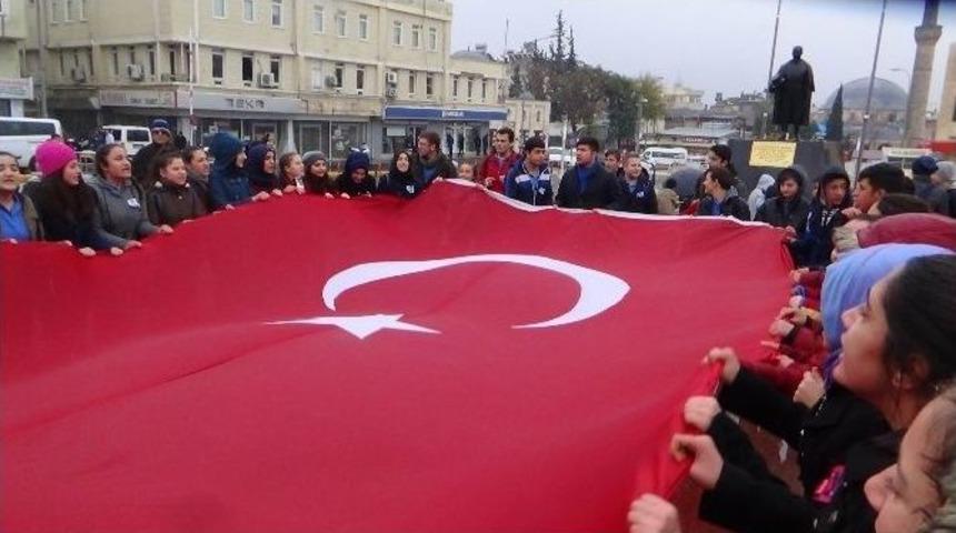 Liseli &Ouml;ğrenciler Ter&ouml;r Saldırısını Protesto Etti