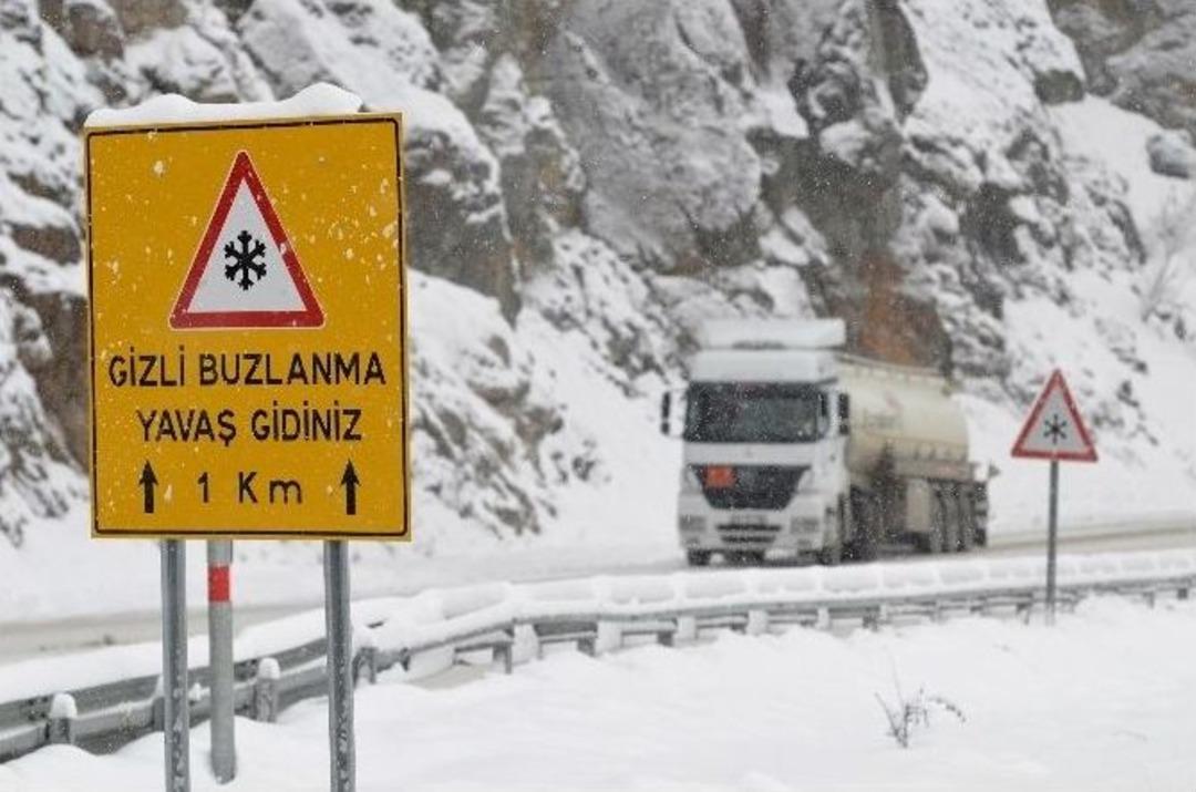 Kar Ve Buzlu Yollar Zigana Dağı Ve Ge&ccedil;idi&rsquo;nde S&uuml;r&uuml;c&uuml;lere Zor Anlar Yaşatıyor