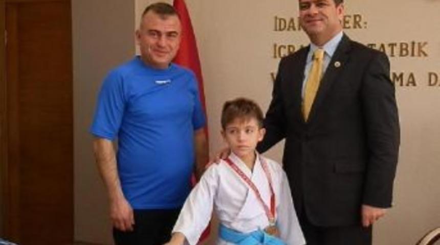 Minik Karateciden Kaymakama Madalyalı Uğurlama