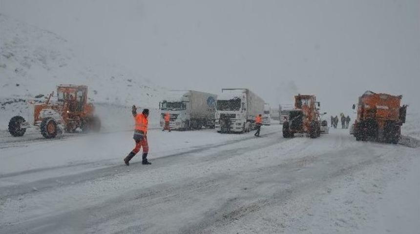 Iğdır-doğubayazıt Karayolu Ulaşıma Kapandı
