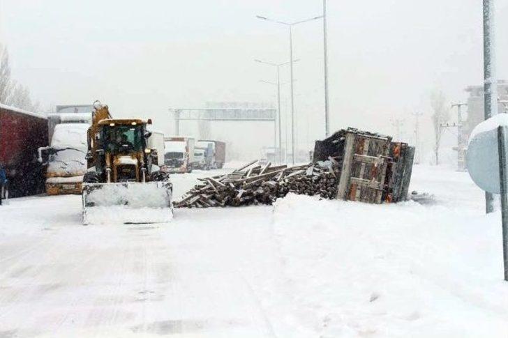 Erzurum-ağrı Karayolu Yoğun Kar Yağışı Sebebiyle Trafiğe Kapatıldı G3