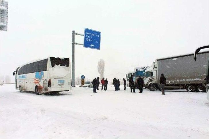 Erzurum-ağrı Karayolu Yoğun Kar Yağışı Sebebiyle Trafiğe Kapatıldı G5
