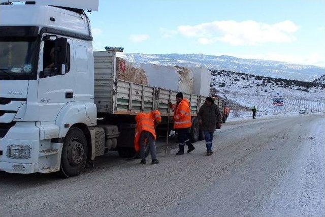 Denizli-antalya Ulaşımını Sağlayan Geçit Buz Tuttu, Tırlar Yolda Kaldı