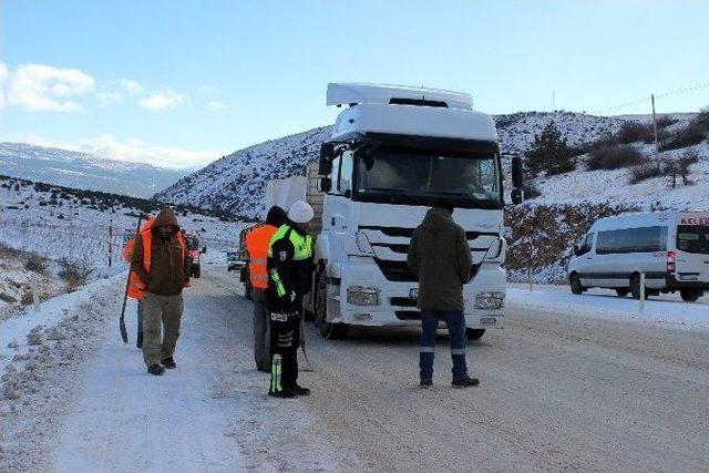 Denizli-antalya Ulaşımını Sağlayan Geçit Buz Tuttu, Tırlar Yolda Kaldı