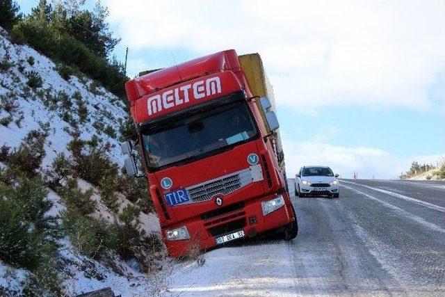 Denizli-antalya Ulaşımını Sağlayan Geçit Buz Tuttu, Tırlar Yolda Kaldı