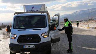 Buzlanan Yolda Tır Kuyruğu Oluştu