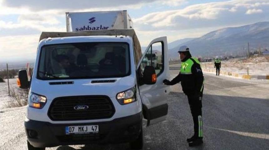 Buzlanan Yolda Tır Kuyruğu Oluştu