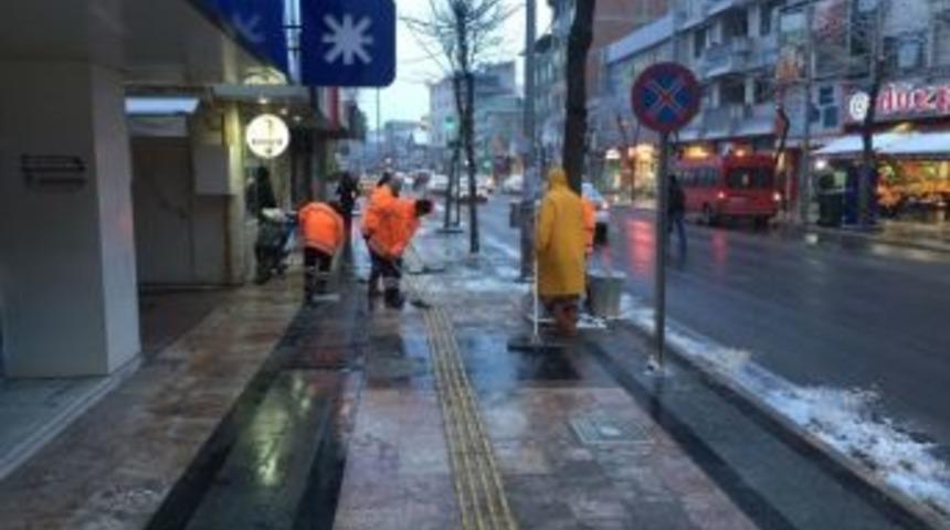 Yol Ve Kaldırımlar Kardan Temizlendi