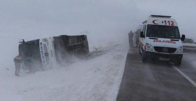 Sivas'ta Aynı Güzergahta 3 Otobüs Devrildi: 17 Yaralı