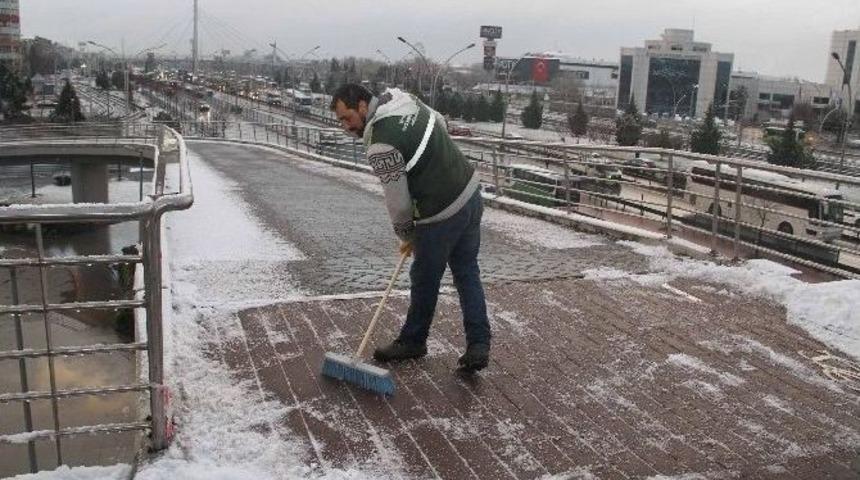 Yaya K&ouml;pr&uuml;leri Temizleniyor
