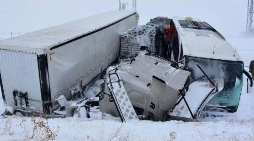Sivas'ta Zincirleme Kaza: 15 Yaralı