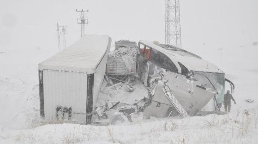 Sivas&rsquo;ta Zincirleme Trafik Kazası: 15 Yaralı
