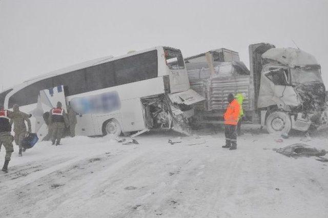 Sivas&rsquo;ta Zincirleme Trafik Kazası: 15 Yaralı 2