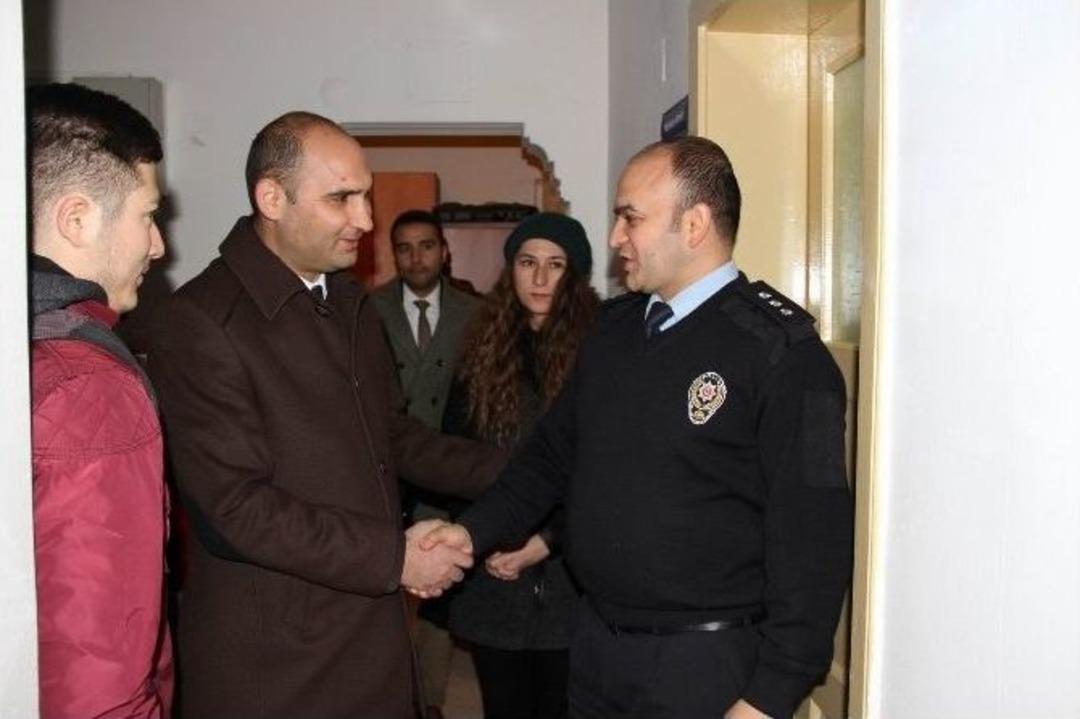 Gen&ccedil;lerden Polislere Anlamlı Ziyaret